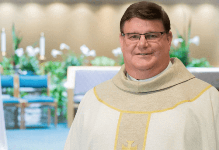 Prete Cattolico E Gay Parroco Usa Non Lascio L Abito Il Vescovo Ti Aiuteremo A Vivere In