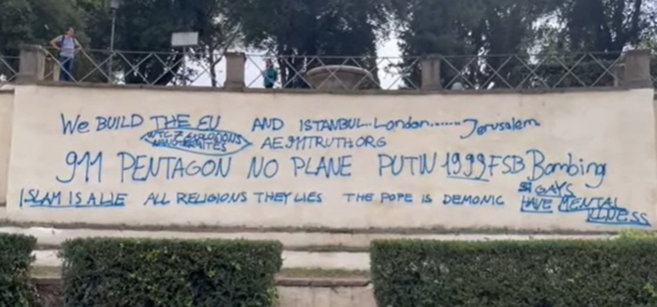 Papa Demonio Gay Malati Mentali Roma Scritte Choc Al Galoppatoio Villa Borghese