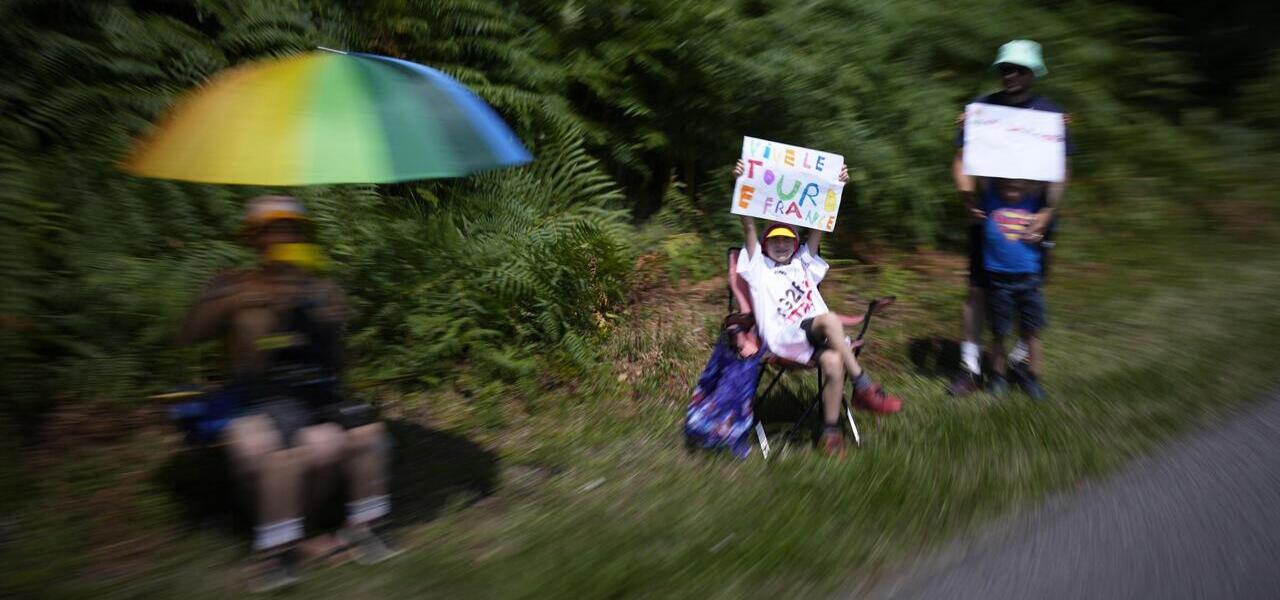 Tour De France Spettatore Causa Maxi Caduta Video Foto