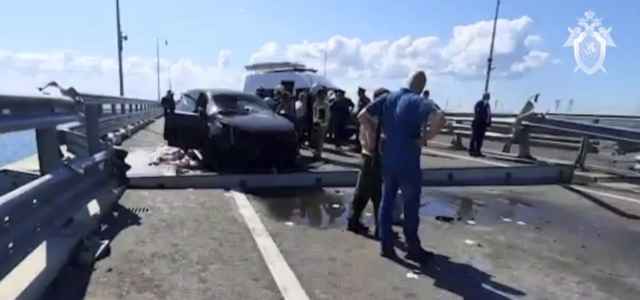 Ponte Di Crimea Ucraina Rivendica Lattacco Con Droni Morti Putin