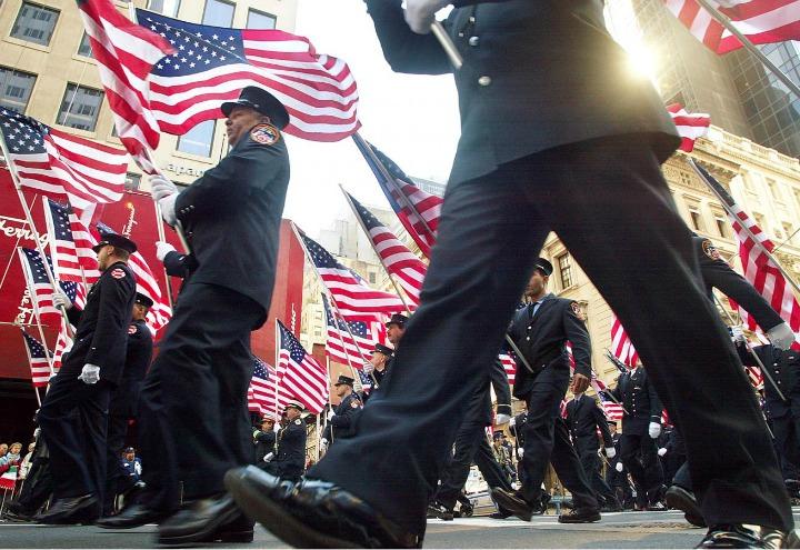 america_bandiera_parata_columbusday_lapresse_2002
