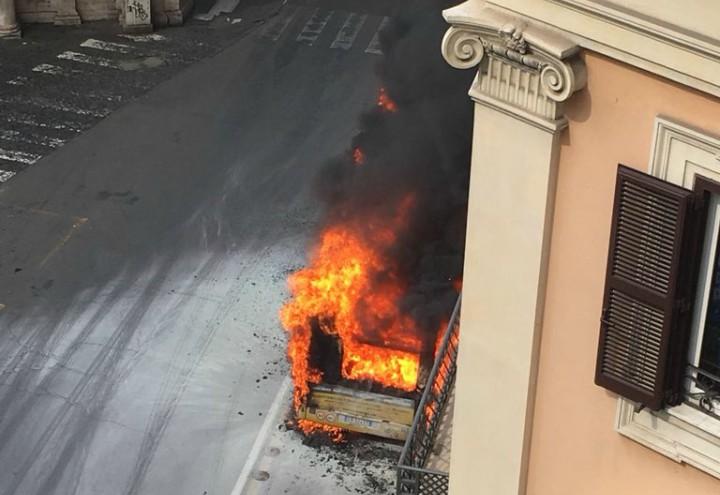 autobus_roma_fiamme_esplosione_atac_twitter_2018