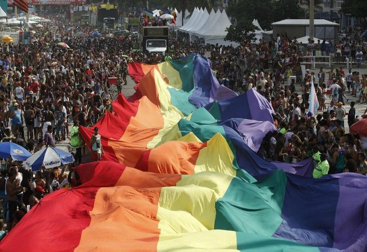gay_pride_lgbt_bandiera_lapresse_2017
