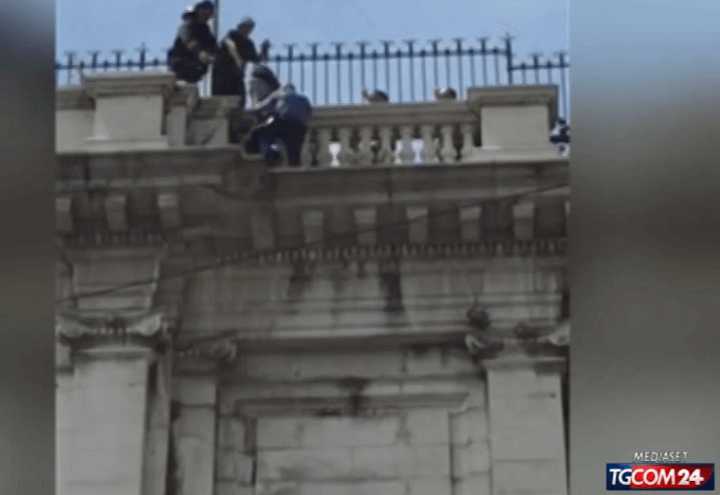 genova_tenta_suicidio_carabiniere_video