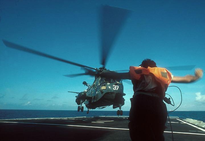 guerra_italia_nave_elicottero_lapresse_2001