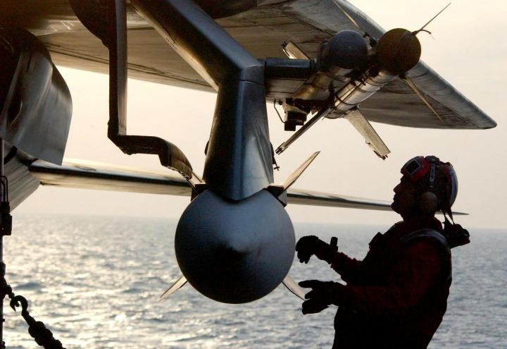 guerra_nave_aereo_2_lapresse_2003