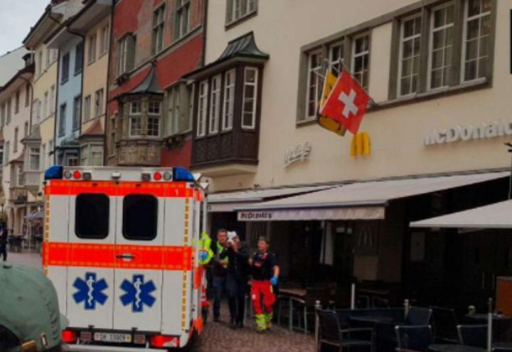 mcdonalds_attacco_terrorismo_svizzera_sciaffusa_ambulanza_twitter_2017