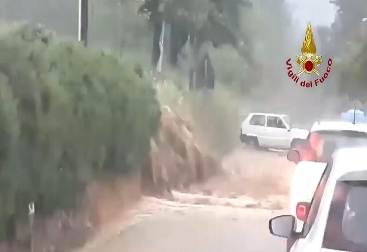 BOMBA D'ACQUA NEL PISANO: SALVATI DUE ANZIANI/ Video, Maltempo ...