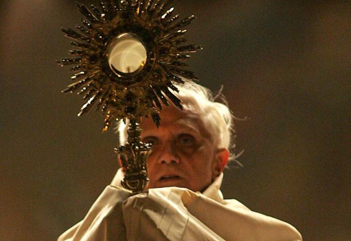papa_benedettoXVI_ratzinger_corpusdomini_lapresse_2005