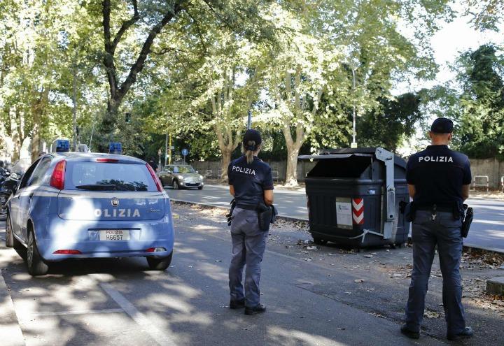 polizia_roma_cassonetto_poliziotti_gambe_mozzate_bomba_terrorismo_lapresse_2017