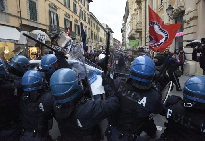 polizia_scontri_antifascismo_antagonisti_laresse_2018