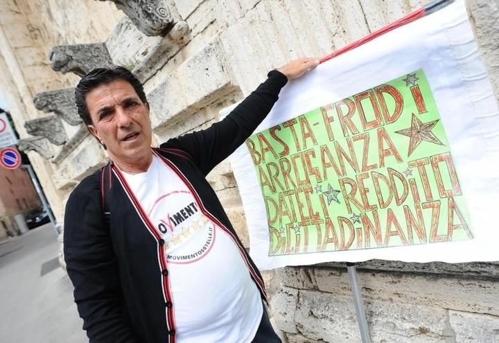 reddito_cittadinanza_cartello_lapresse