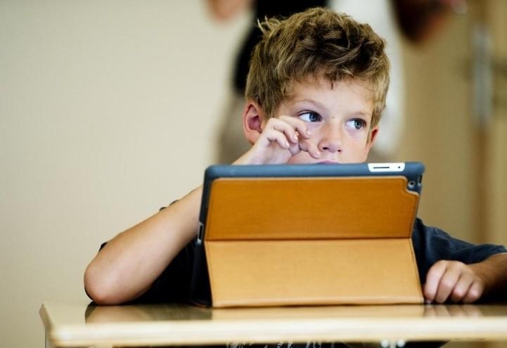 scuola_elementare_bambino_computer_lapresse_2016