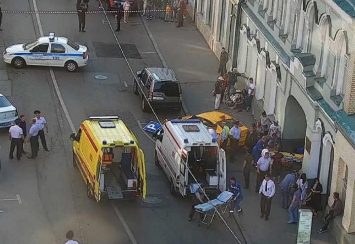 taxi_folla_mosca_russia_twitter