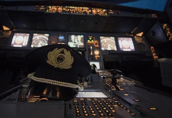 Alitalia_cabina_cappello_lapresse