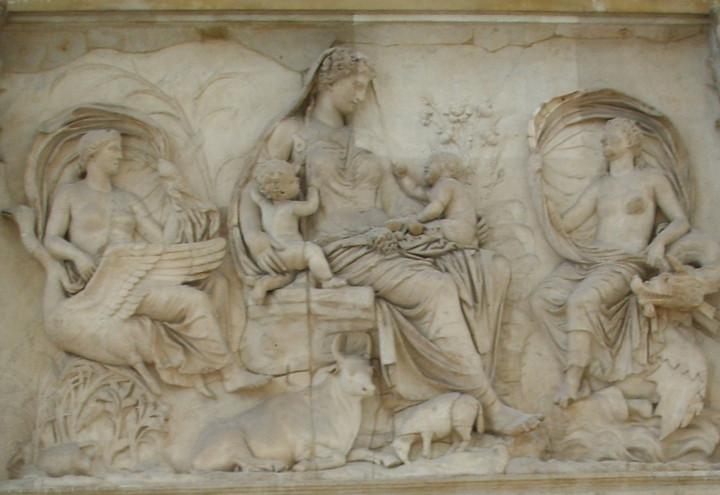 Ara_pacis_Venere_CC_Sailko