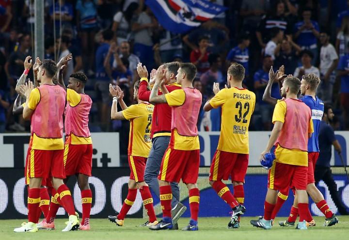Benevento_applausi_curva_Genoa_lapresse_2017
