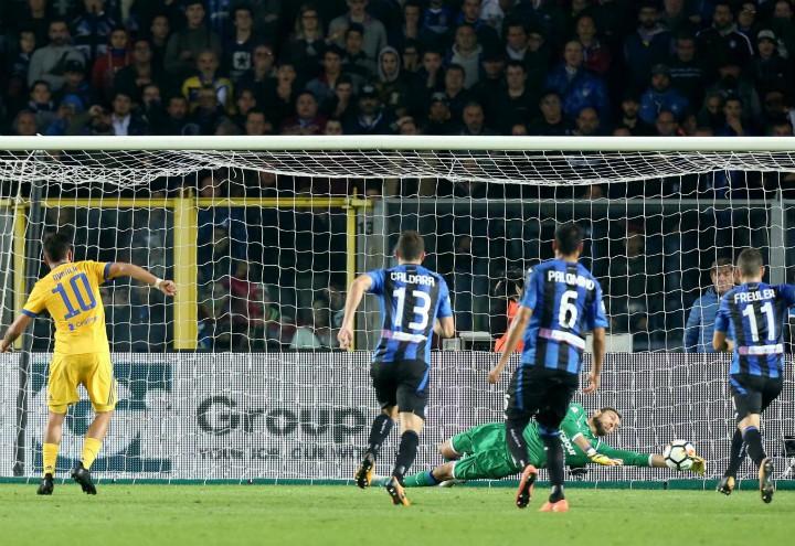 Berisha_Dybala_rigore_Atalanta_Juventus_lapresse_2017