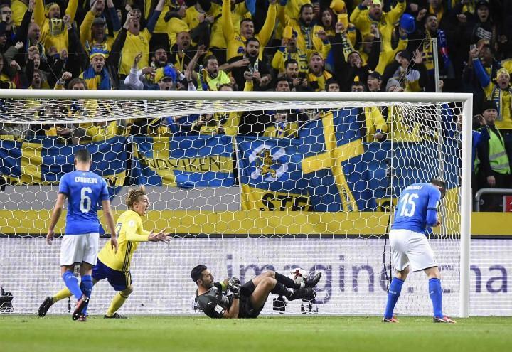 Buffon_Barzagli_Italia_Svezia_gol_lapresse_2017