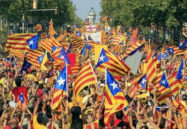 Catalogna_Bandiere_Manifestazione_Lapresse