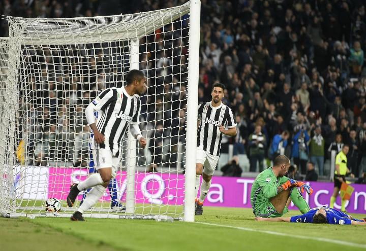 Douglas_Costa_Khedira_Juventus_Sampdoria_lapresse_2018