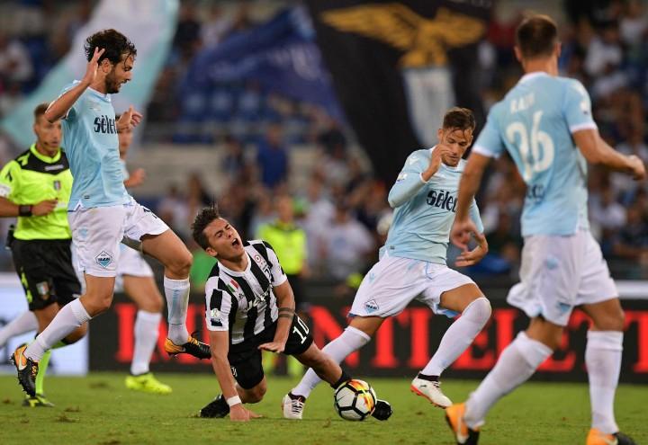 Dybala_Parolo_Juventus_Lazio_lapresse_2017