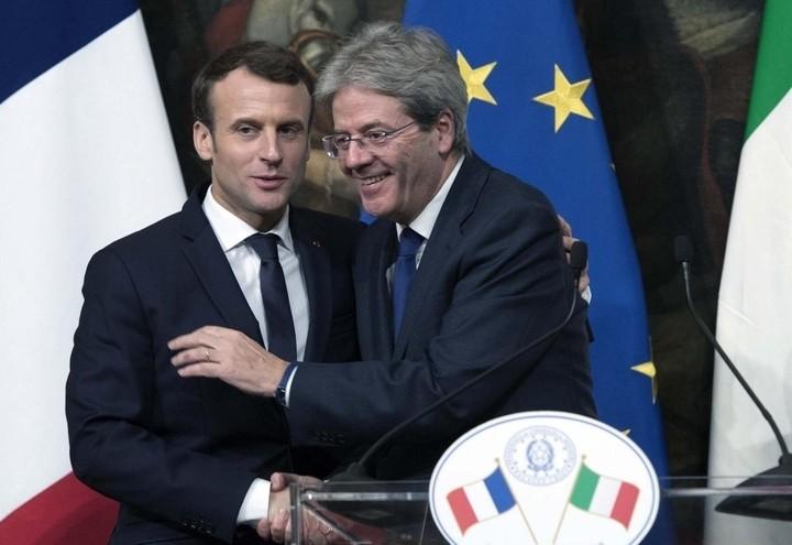 Gentiloni_Macron_Mani_Lapresse