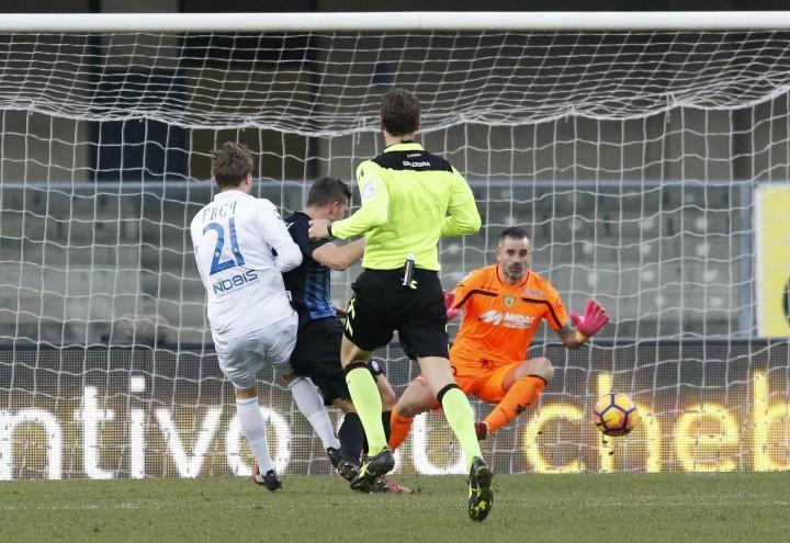 Gomez_Sorrentino_Chievo_Atalanta_lapresse_2017