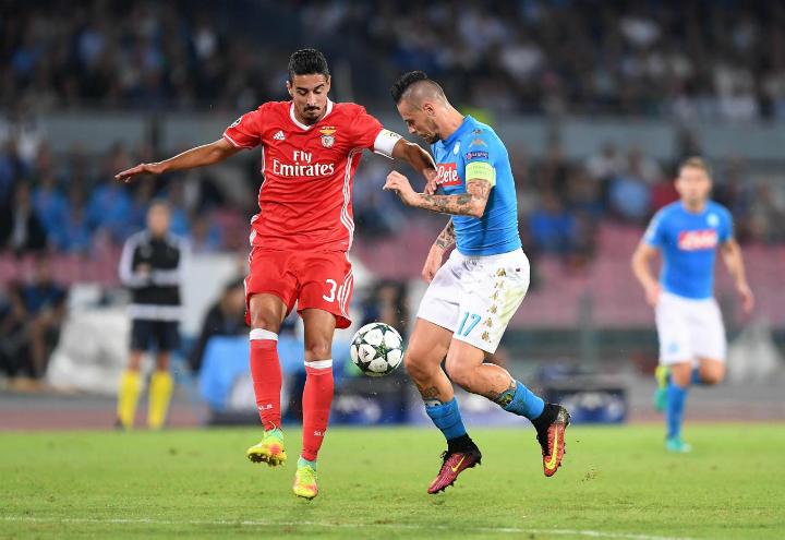Grimaldo_Hamsik_Benfica_Napoli_lapresse_2017