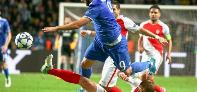 Higuain_Glik_contrasto_Juventus_Monaco_lapresse_2017