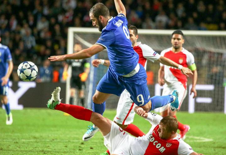 Higuain_Glik_contrasto_Juventus_Monaco_lapresse_2017