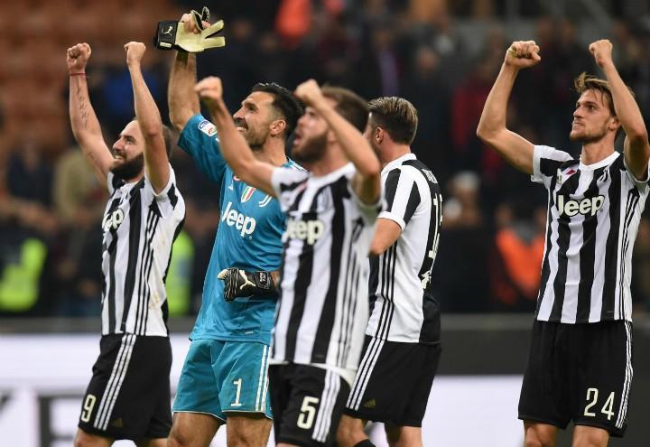 Juventus_gruppo_saluto_Milano_lapresse_2017