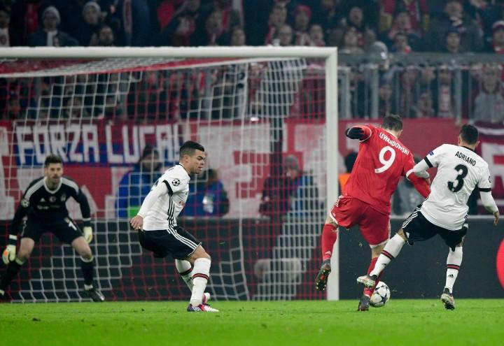 Lewandowski_Adriano_Bayern_Besiktas_lapresse_2018