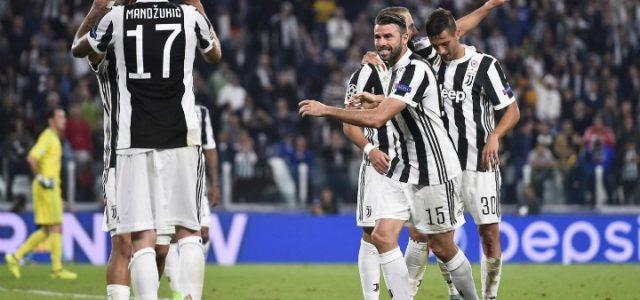 Mandzukic_Barzagli_Juventus_Olympiacos_lapresse_2017