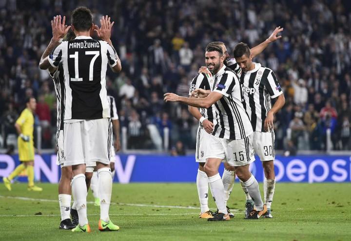 Mandzukic_Barzagli_Juventus_Olympiacos_lapresse_2017
