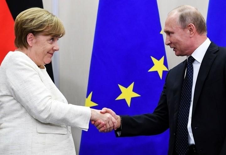 Merkel_Putin_Lapresse