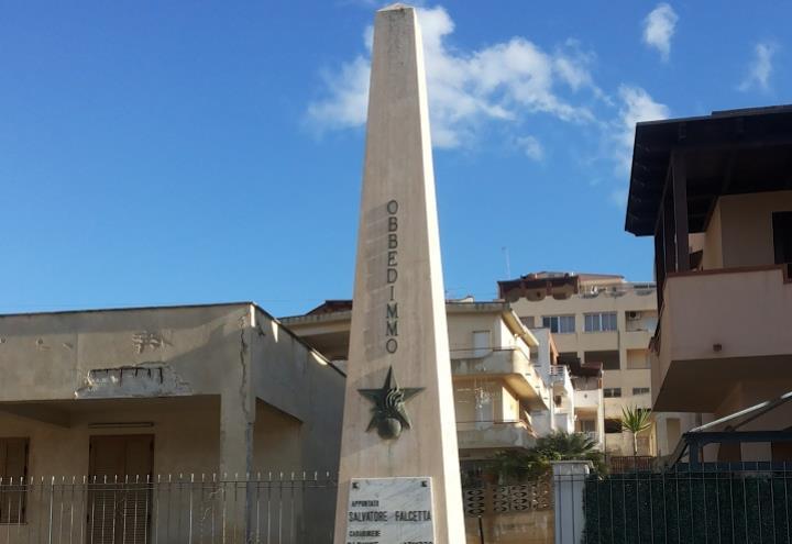 Monumento_ai_carabinieri_Falcetta_e_Apuzzo_stragealcamomarina_wikipedia
