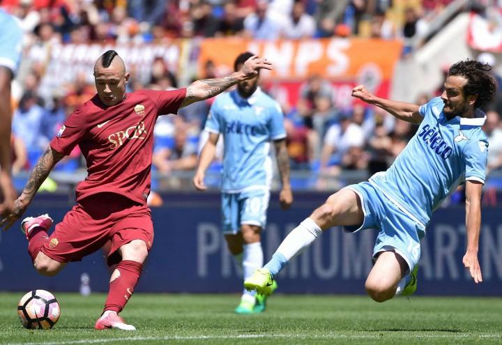 Nainggolan_Parolo_Roma_Lazio_lapresse_2017