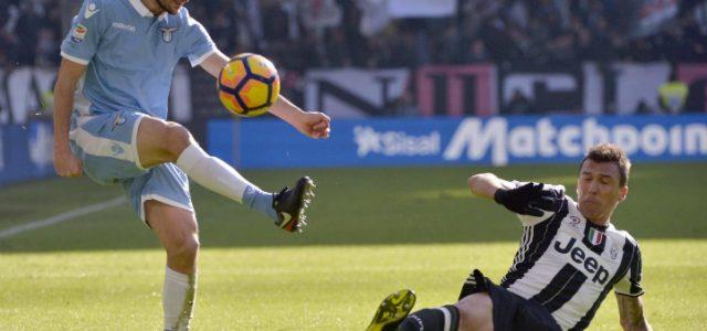 Parolo_Mandzukic_Juventus_Lazio_lapresse_2017