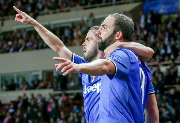 Pjanic_Higuain_Juventus_blu_lapresse_2017