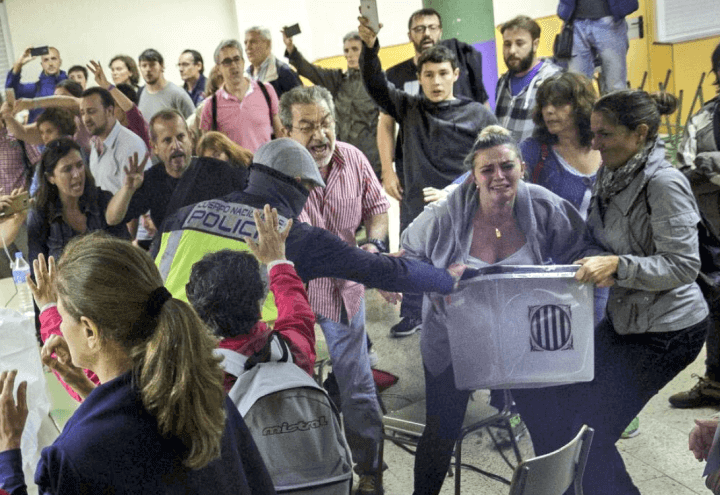 Referendum_spagna_barcellona_catalogna_urne_scontri_voto_indipendenza_twitter_2017