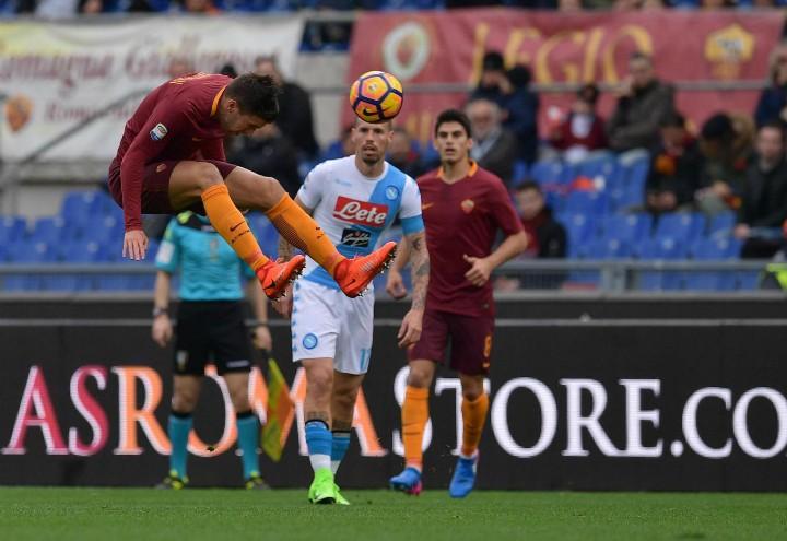 Strootman_testa_Hamsik_Roma_Napoli_lapresse_2017