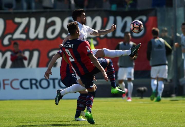 Suso_Ceccherini_Milan_Crotone_lapresse_2017