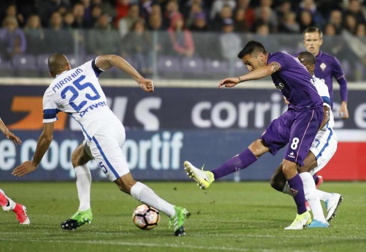 Vecino_Fiorentina_tiro_lapresse_2017