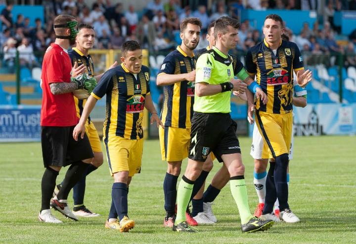 Viterbese_proteste_arbitro_lapresse_2017