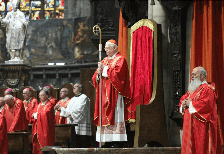 angelo_scola_cardinale_milano_duomo_saluto_messa_lapresse_2017