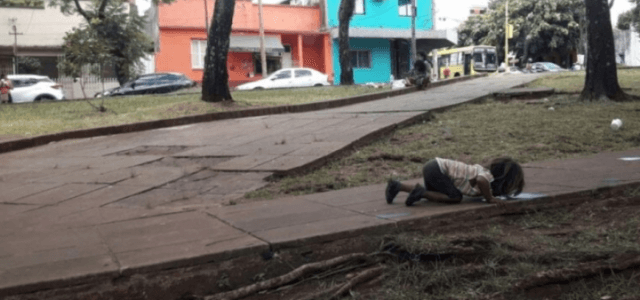 argentina_bambina_sete_pozzanghera_indigeni_misiones_online_2017