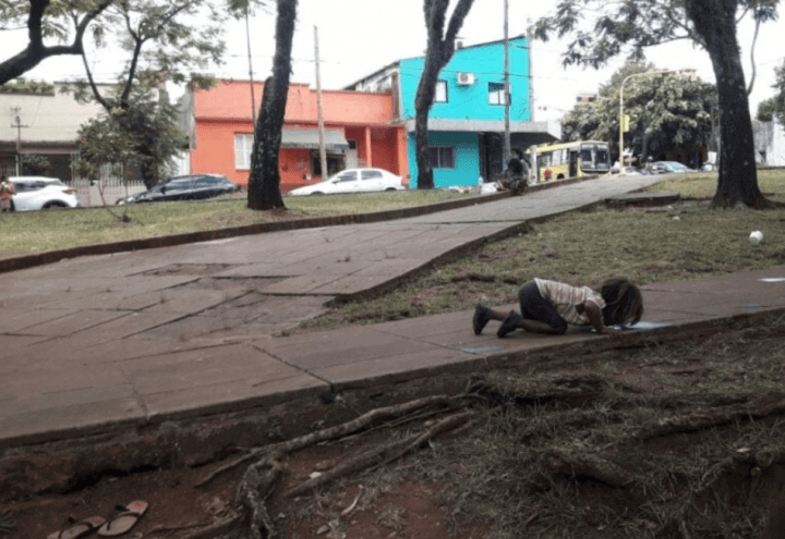 argentina_bambina_sete_pozzanghera_indigeni_misiones_online_2017