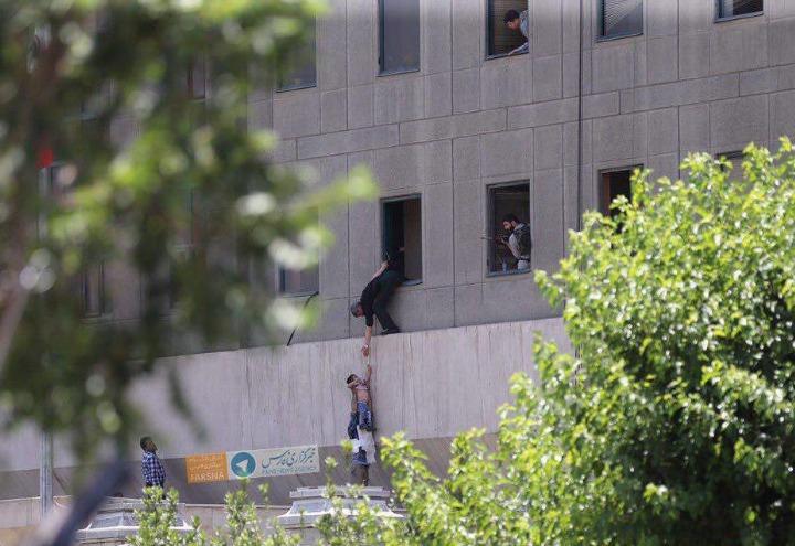 attacco_attentato_iran_parlamento_teheran_terrorista_isis_twitter_2017
