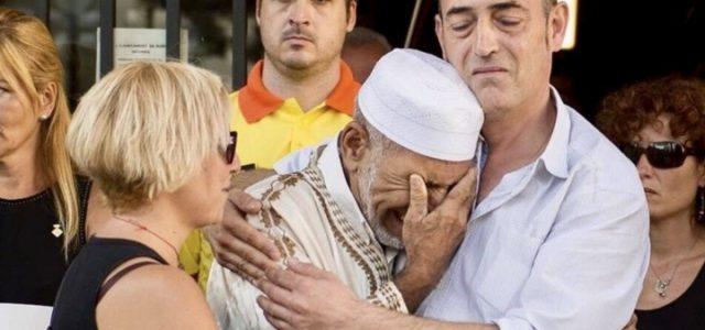 attentato_barcellona_abbraccio_imam_vittime_islam_isis_twitter_2017